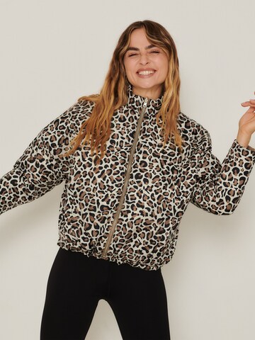ABOUT YOU x Sofia Tsakiridou - Chaqueta de entretiempo 'PAULA' en marrón
