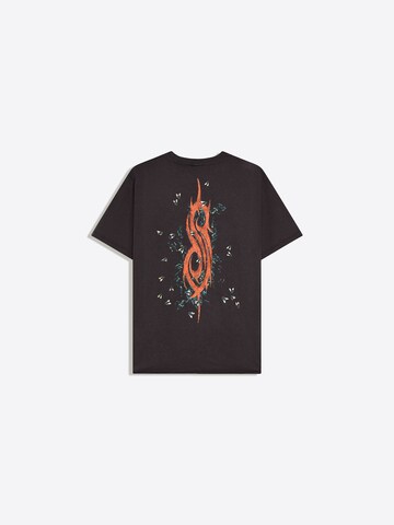 Bershka T-shirt 'SLIPKNOT' i svart