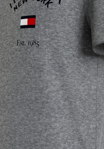 T-Shirt 'Varsity' TOMMY HILFIGER en gris