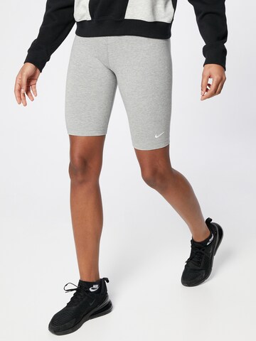 Nike Sportswear Skinny Shorts 'Essential' in Grau: predná strana