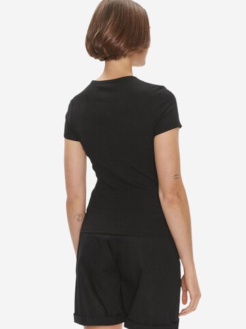 Maglietta 'TJW BADGE RIB DW0DW17881' di Tommy Jeans in nero