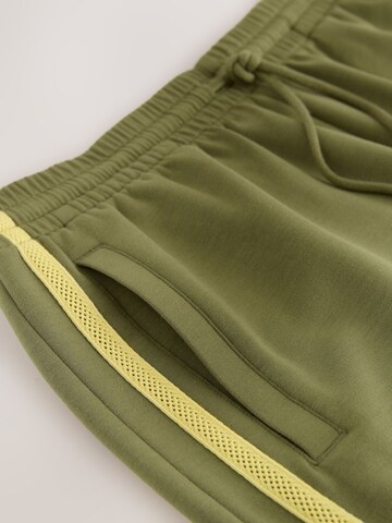 Next Regular Shorts in Grün