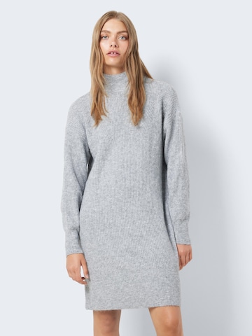 Noisy may - Vestido de punto 'NELLA' en gris: frente