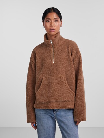 PIECES Sweatshirt 'Finnleigh' in Braun: Vorderseite