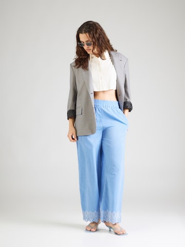 Largi Pantaloni 'CARPAULA' de la ONLY Carmakoma pe albastru