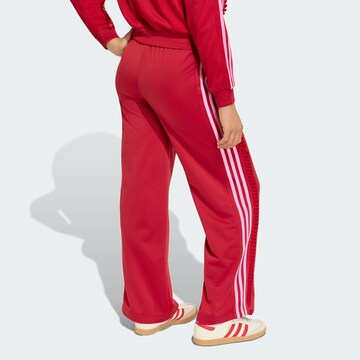 ADIDAS ORIGINALSWide Leg/ Široke nogavice Hlače 'Firebird' - crvena boja