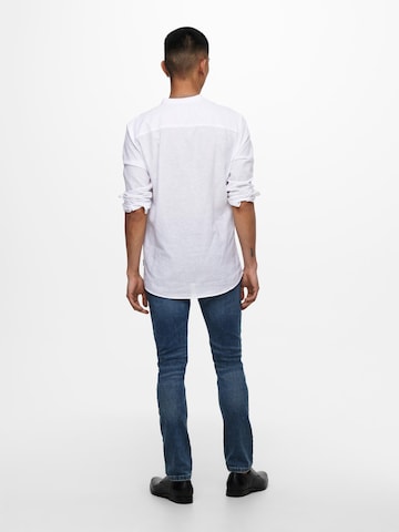 Only & Sons جينز ضيق الخصر والسيقان قميص 'Caiden' بلون أبيض