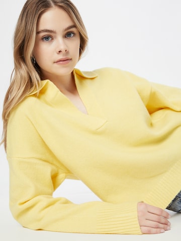 Monki Sweter w kolorze żółty
