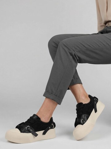 VENEZIA Sneakers in Black: front