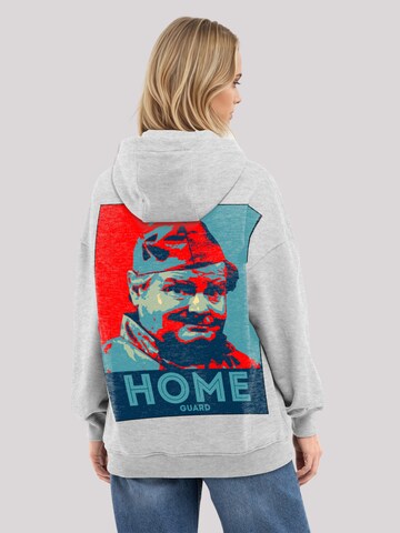 Sweat-shirt 'TV Times Benny Hill Home Guard' F4NT4STIC en gris