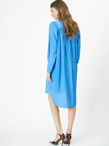 Robe 'Callum' co'couture en bleu
