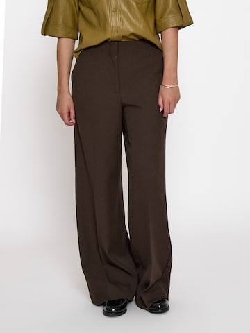 Peppercorn - Pierna ancha Pantalón 'Gaia' en marrón: frente