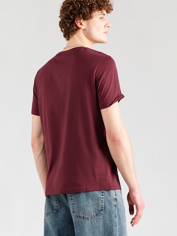 Tricou de la QS pe roșu