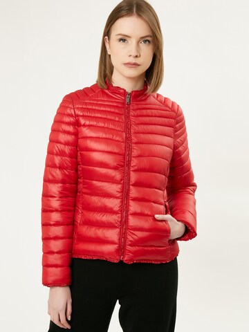 Influencer Φθινοπωρινό και ανοιξιάτικο μπουφάν σε κόκκινο: μπροστά