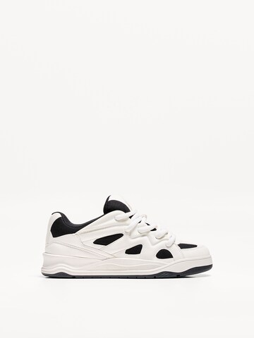 Baskets basses Bershka en blanc
