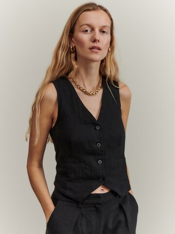 ABOUT YOU x Marie von Behrens Gilet 'Marle' in Zwart: voorkant