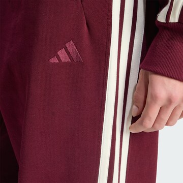 ADIDAS SPORTSWEAR Loosefit Sportovní kalhoty – červená