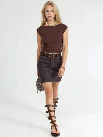 Busem - Blusa em castanho