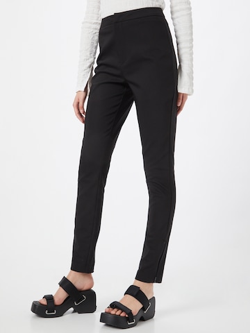 Coupe slim Pantalon 'Mirej' Gina Tricot en noir : devant