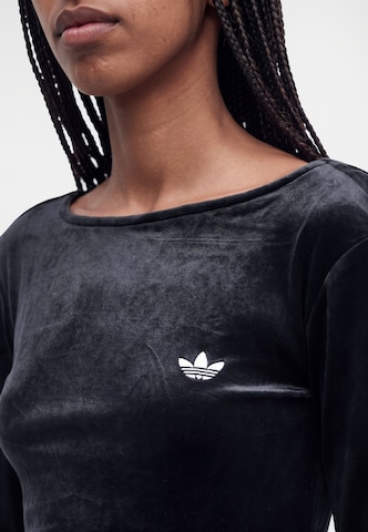 ADIDAS ORIGINALS T-shirt 'ESS' i svart