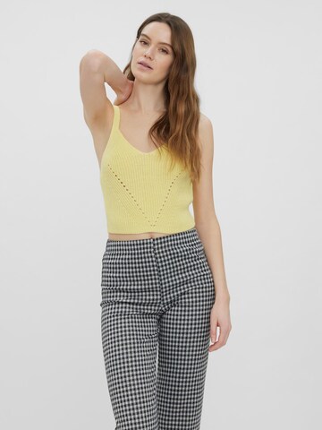 VERO MODA Knitted Top 'Henja' in Yellow: front