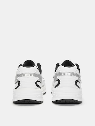 Pull&Bear Trampki niskie w kolorze biały