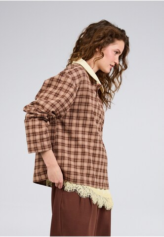 OH APRIL Shirt 'Diana' in Bruin