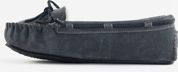 Minnetonka Slipper 'Cally' in Grey: front