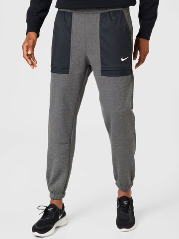 Effilé Pantalon de sport NIKE en gris : devant