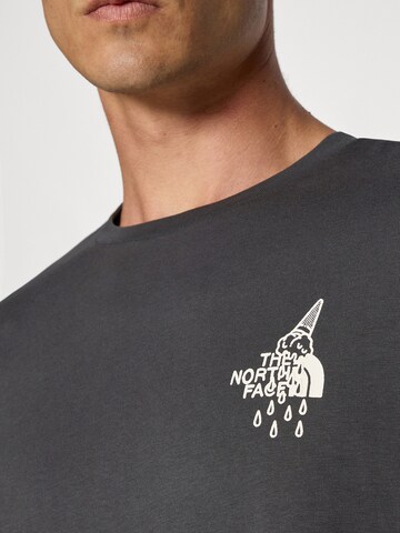 Tricou 'POWDER DAYS' de la THE NORTH FACE pe gri