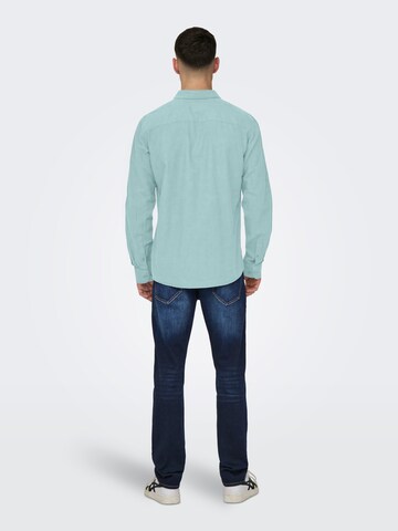 Coupe slim Chemise 'CAIDEN' Only & Sons en bleu