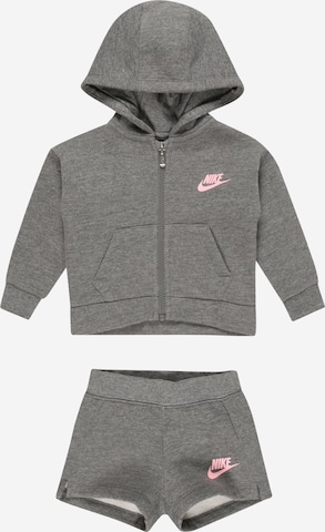 Nike Sportswear Set in Grijs: voorkant