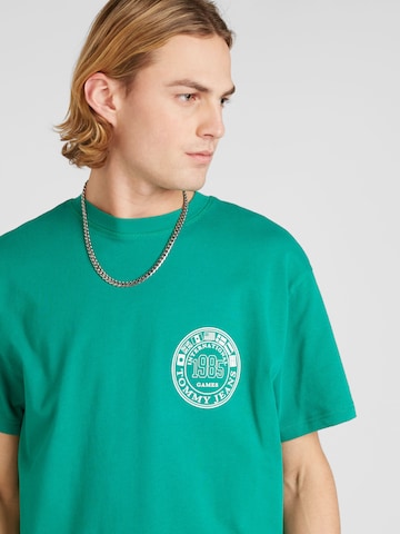 Tommy Jeans T-shirt 'ARCHIVE GAMES' i grön