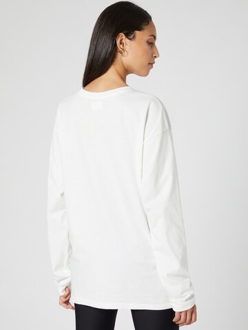 T-shirt 'Cami' Hoermanseder x About You en blanc