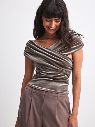 NA-KD Blouse in Grey: front