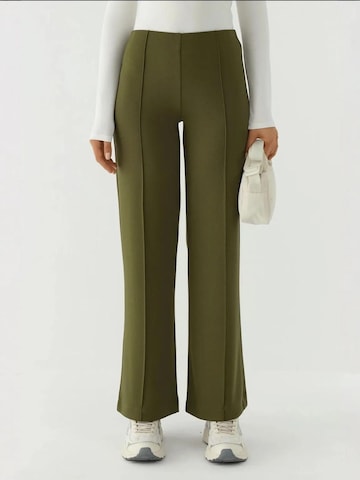 Hiccup Regular Pants in Green: front