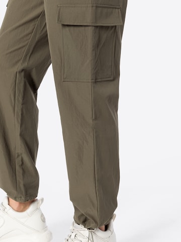 Loosefit Pantaloni cargo 'VUJA' di SISTERS POINT in verde