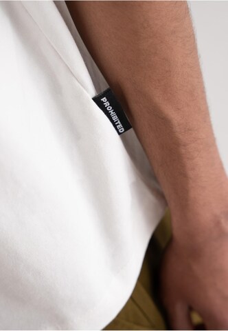 T-Shirt 'Grand Resort' Prohibited en blanc