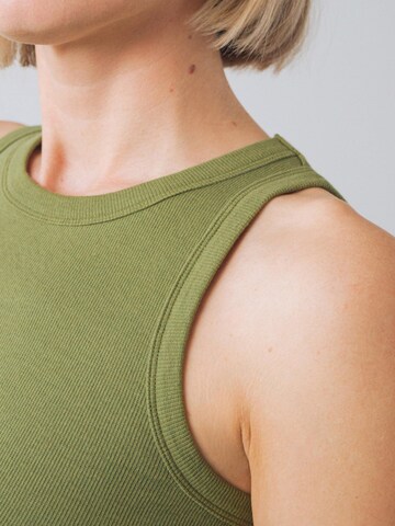 Top di Honest Basics in verde