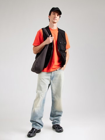 Nike Sportswear - Camisa 'Premium Essentials' em vermelho