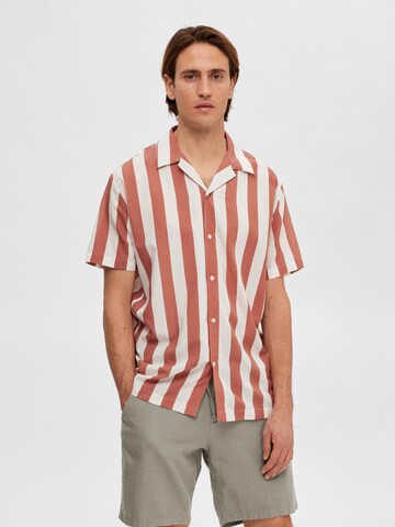 Coupe regular Chemise 'SLHRegair' SELECTED HOMME en rouge