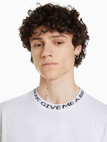 Tricou de la Bershka pe alb