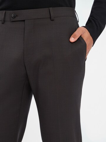 HECHTER PARIS Regular Pleated Pants in Black
