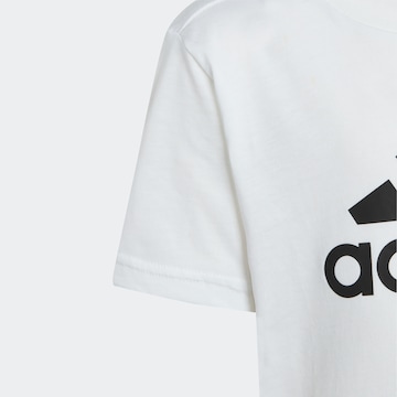 ADIDAS SPORTSWEAR - Camiseta funcional 'Essentials Logo' en blanco