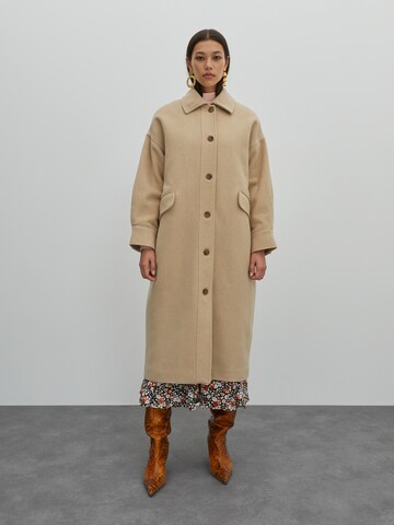 EDITED Демисезонное пальто 'Marianne' в Бежевый: спереди