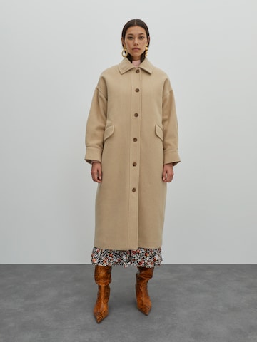 Manteau mi-saison 'Marianne' EDITED en beige : devant