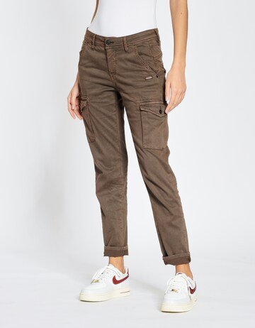 Coupe slim Jeans cargo 'Amelie' Gang en marron : devant