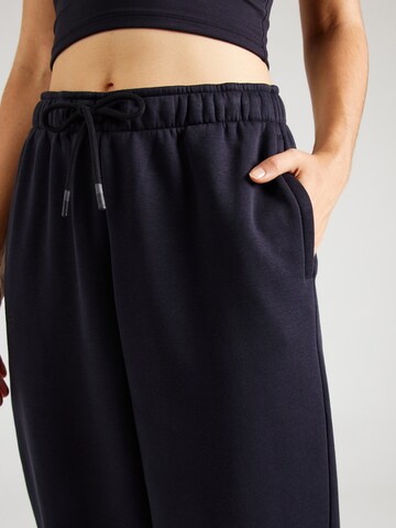 UNDER ARMOUR Tapered Sporthose in Schwarz