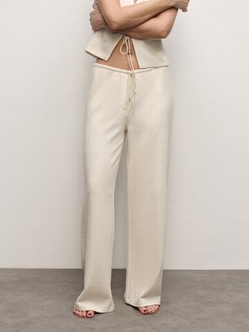 Wide leg Pantaloni 'Eve' de la RÆRE by Lorena Rae pe alb: față