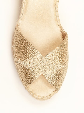 Sandalo con cinturino 'Alpargata Cuña 10 cm' di Alhamas in oro